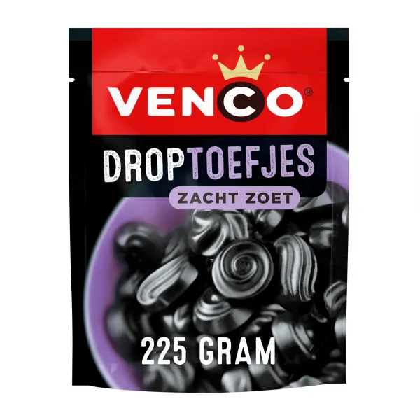Bij Compliment.nl koop je voordelig Venco Droptoefjes zak (10x 235gr), de perfecte keuze voor liefhebbers van authentieke Nederlandse dropsmaak. Deze zachte, zoete droptoefjes zijn gemaakt met zuiver dropextract, salmiak en anijsolie, wat zorgt voor een volle dropsmaak en een heerlijke smeuïgheid met een lekkere 'bite'. De Droptoefjes zijn geliefd bij zowel jonge als oudere dropfanaten vanwege hun zachte textuur en verfijnde smaak. Perfect als snack voor bij de koffie, als zoete traktatie of om je smaakpapillen te verwennen. Of je nu in Nederland bent of in het buitenland, Venco Droptoefjes bieden je een stukje van huis. Bestel eenvoudig online en geniet van deze klassieke lekkernij, die ook geweldig is als cadeau voor vrienden of familie die de Nederlandse smaak missen. Per 10 zakken van 235 gram Gemaakt met zuiver dropextract, salmiak en anijsolie Zachte dropkern met een lekkere 'bite' Perfect voor een snack of bij de koffie Ideaal als cadeau voor expats of dropliefhebbers